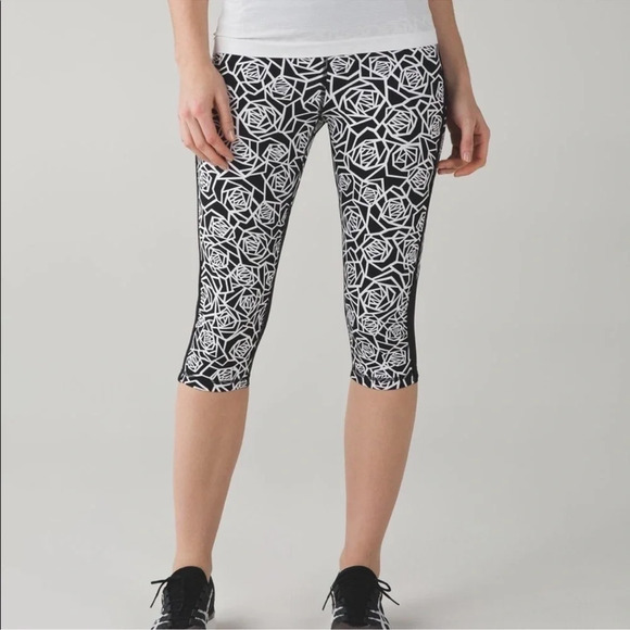 Lululemon Real Quick Crop Posey Black White Floral w/ Mesh Size 4 - Picture 1 of 8